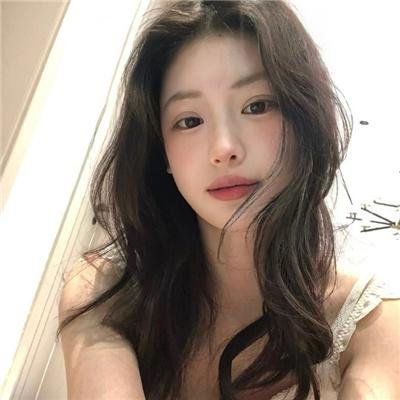 挥著翅膀的女孩